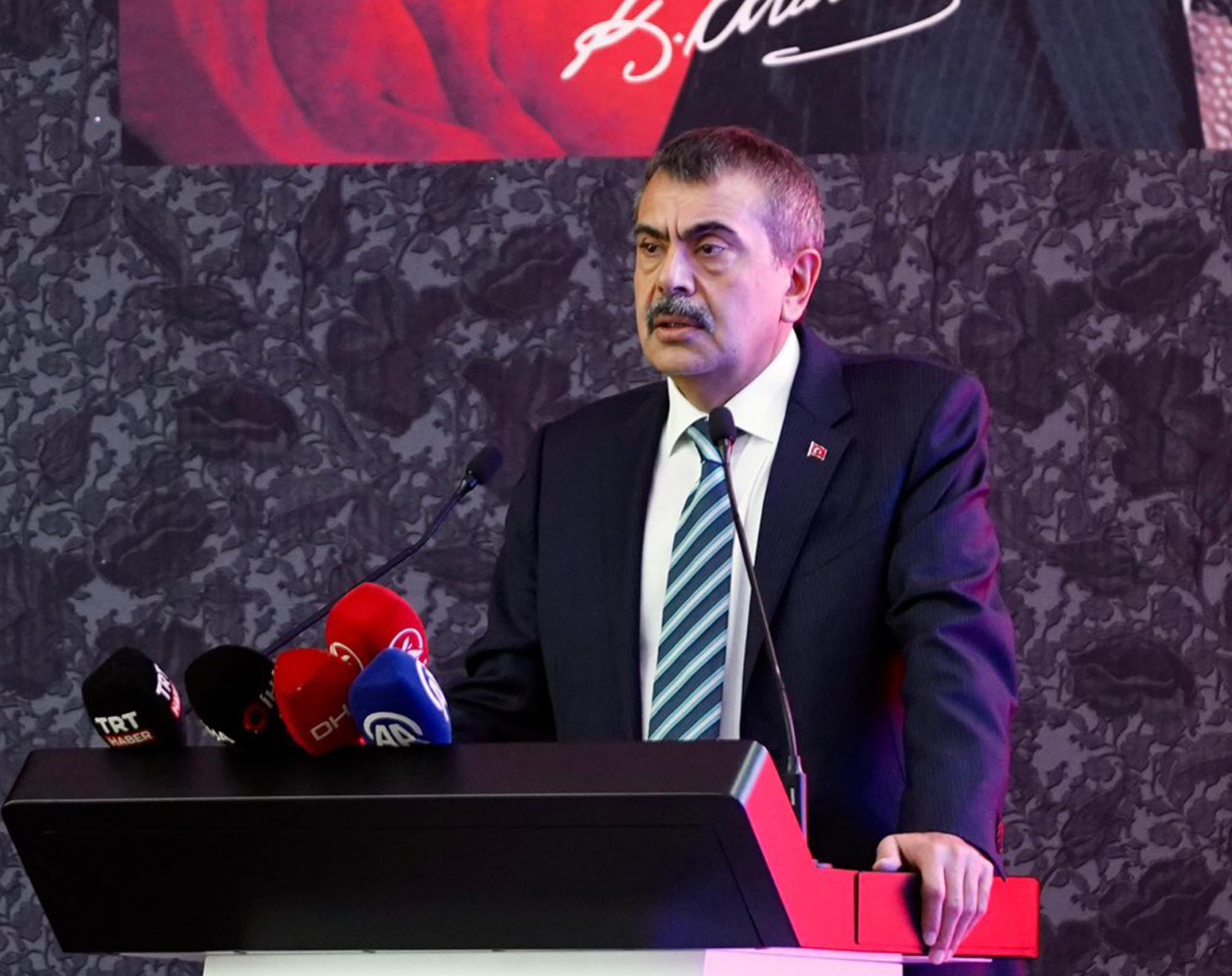 Bakan Tekin açıkladı: Okullarda ara tatil kalkabilir