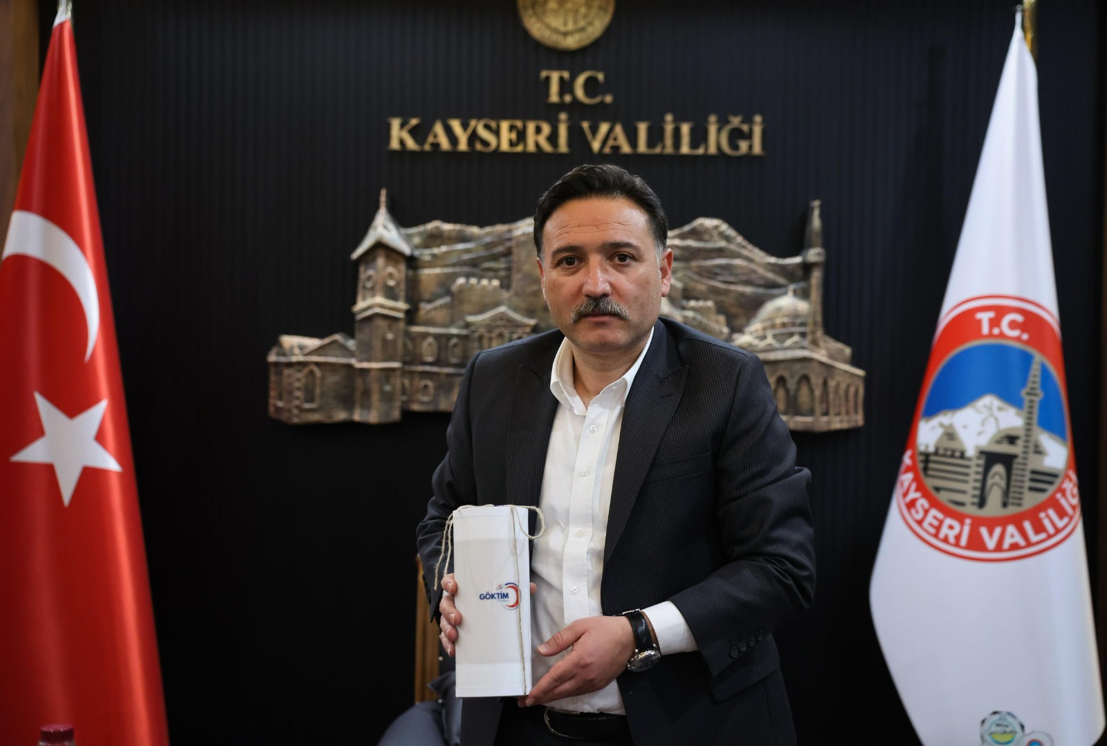 GÖKTİM Akademi öğrencilerinden Vali Çiçek’e zaman kapsülü hediyesi