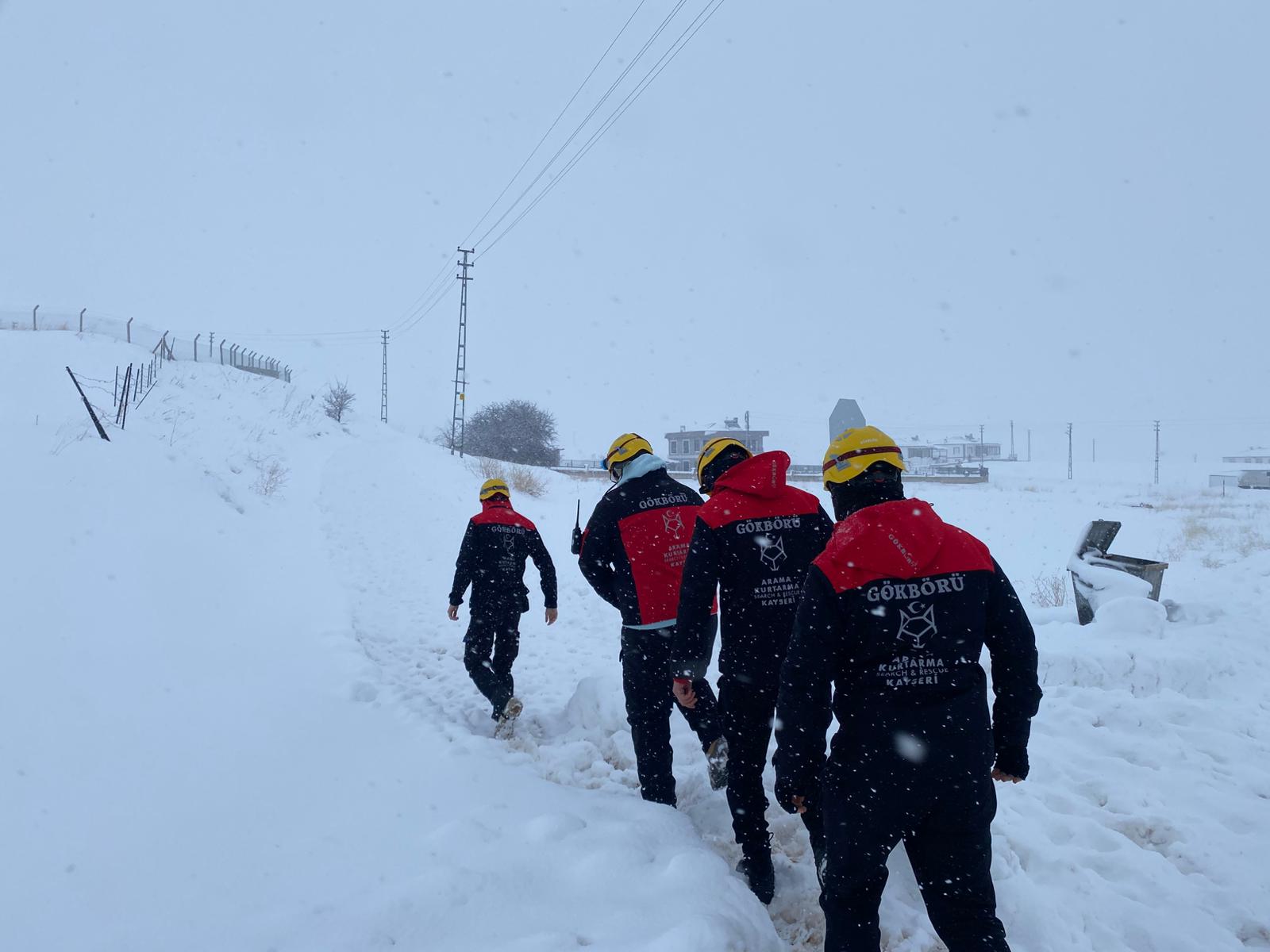 Ekipler mahsur kalan vatandaşlara destek için sahada