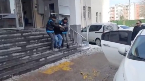 Bıçakla kasten öldürme olayının şüphelisi suç aleti ile yakalandı