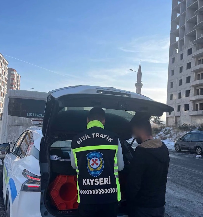 Trafiği tehlikeye sokan araç sürücüsüne 47 bin lira ceza