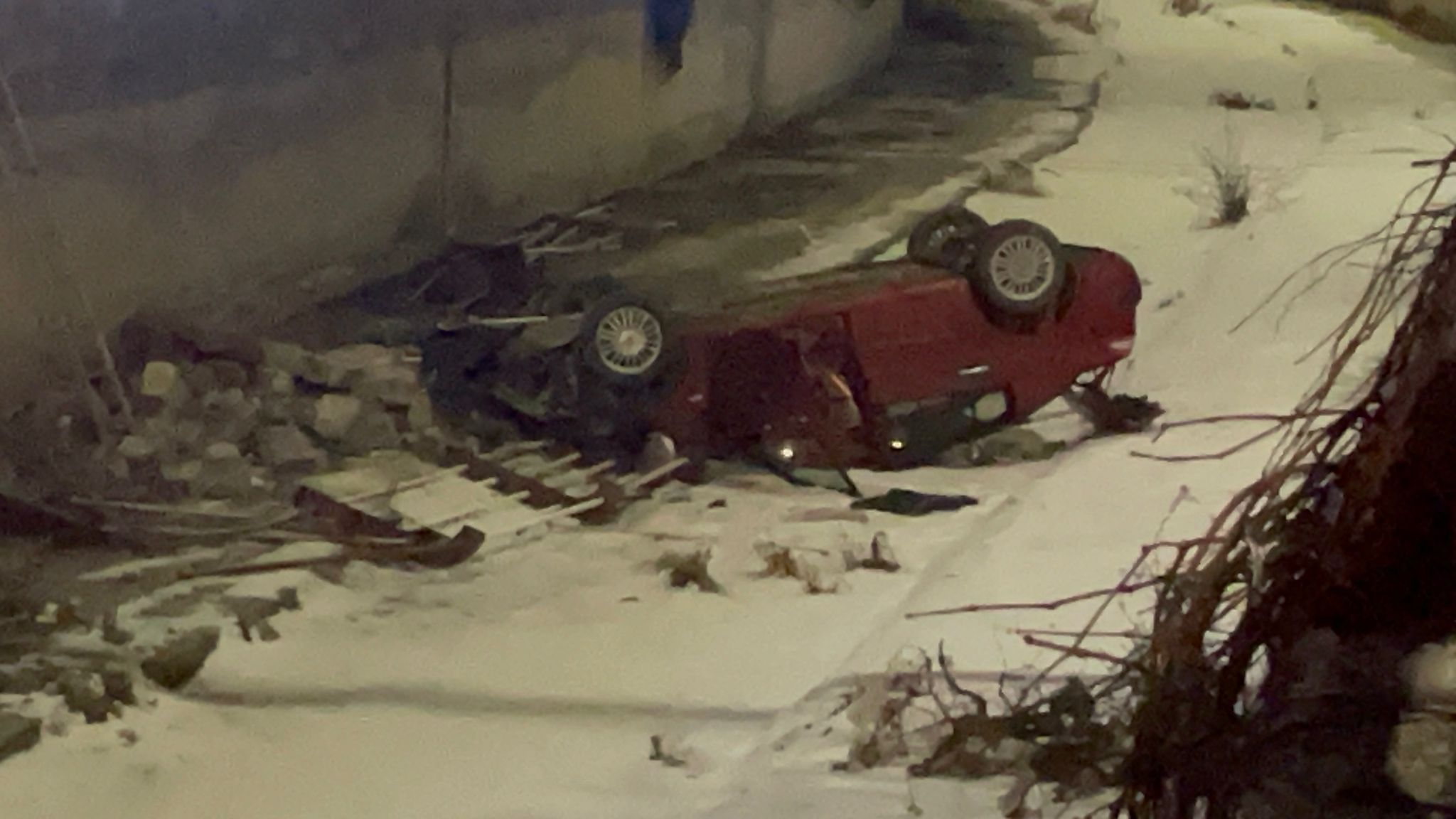 Otomobil su kanalına düştü: 1 hafif yaralı