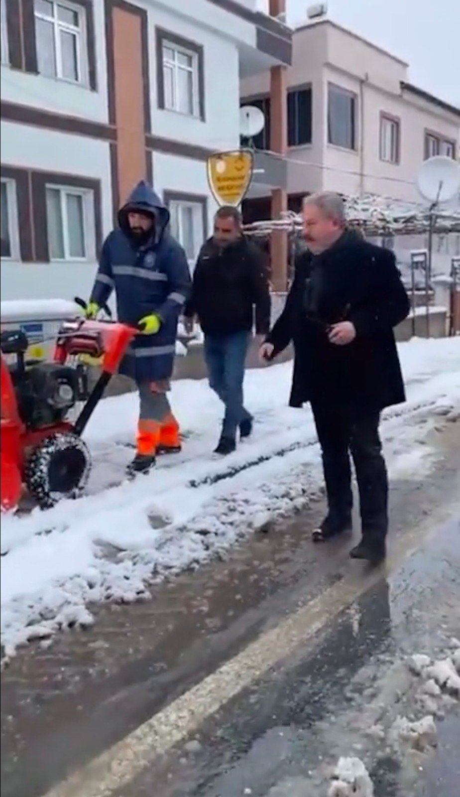 Başkan Palancıoğlu, kar küreme aracıyla yol açma çalışmalarında