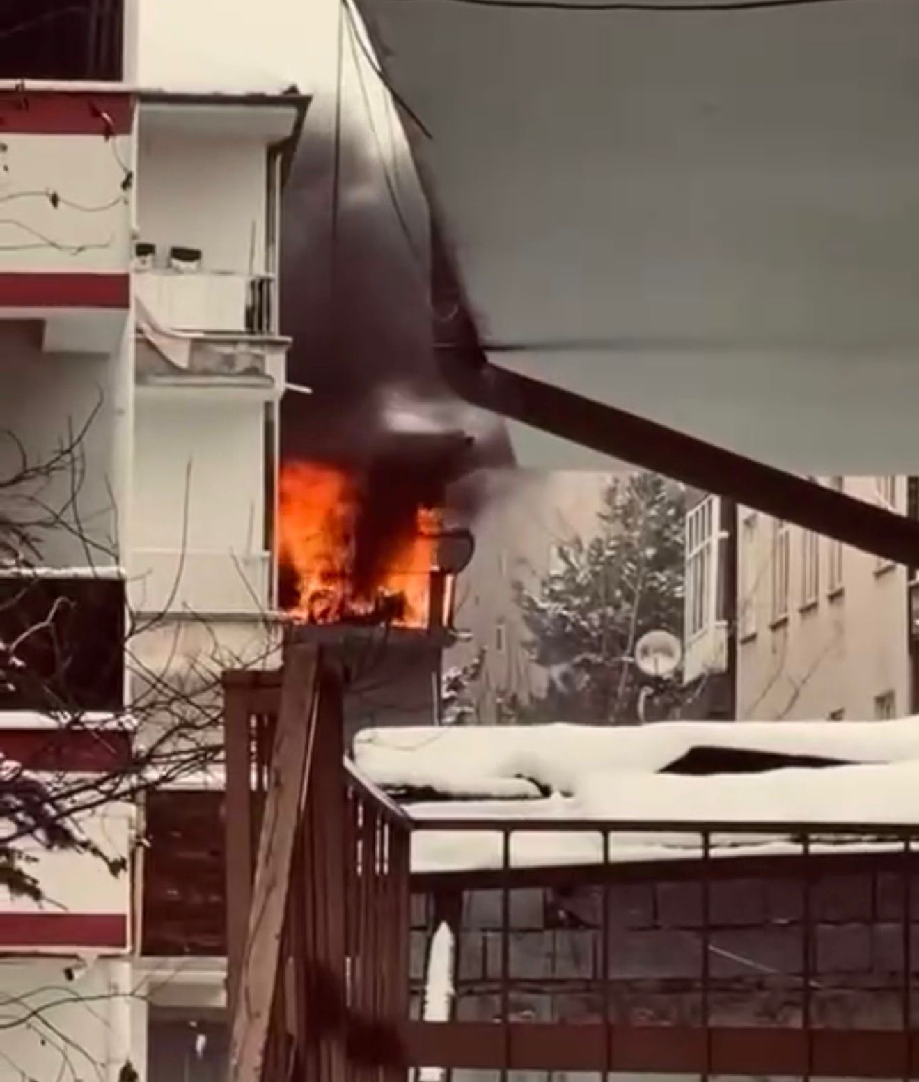 3 katlı binanın son katında çıkan yangın kontrol altına alındı