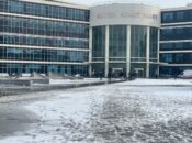 Bir kişinin av tüfeği ile yaralandığı komşu kavgasının sanığını hakim karşısına çıktı