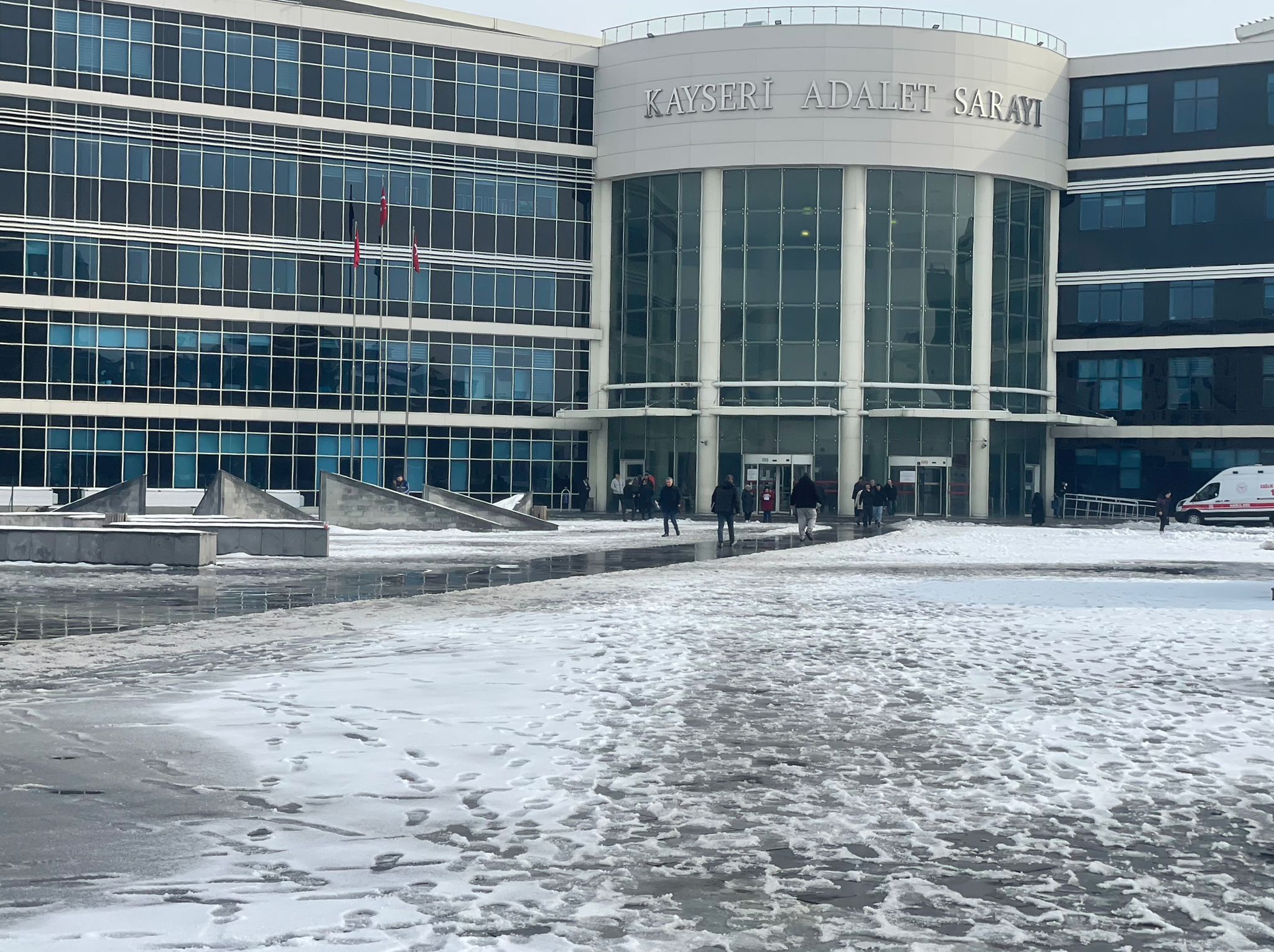 Bir kişinin av tüfeği ile yaralandığı komşu kavgasının sanığını hakim karşısına çıktı