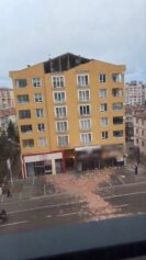 Kayseri’de kuvvetli rüzgar araçlarda hasara neden oldu