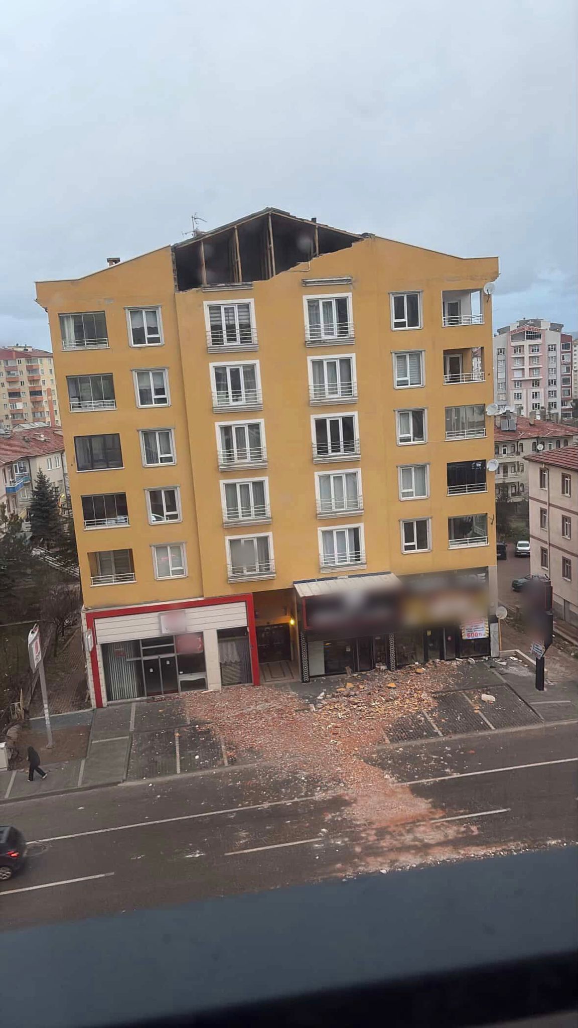 Kayseri’de kuvvetli rüzgar araçlarda hasara neden oldu