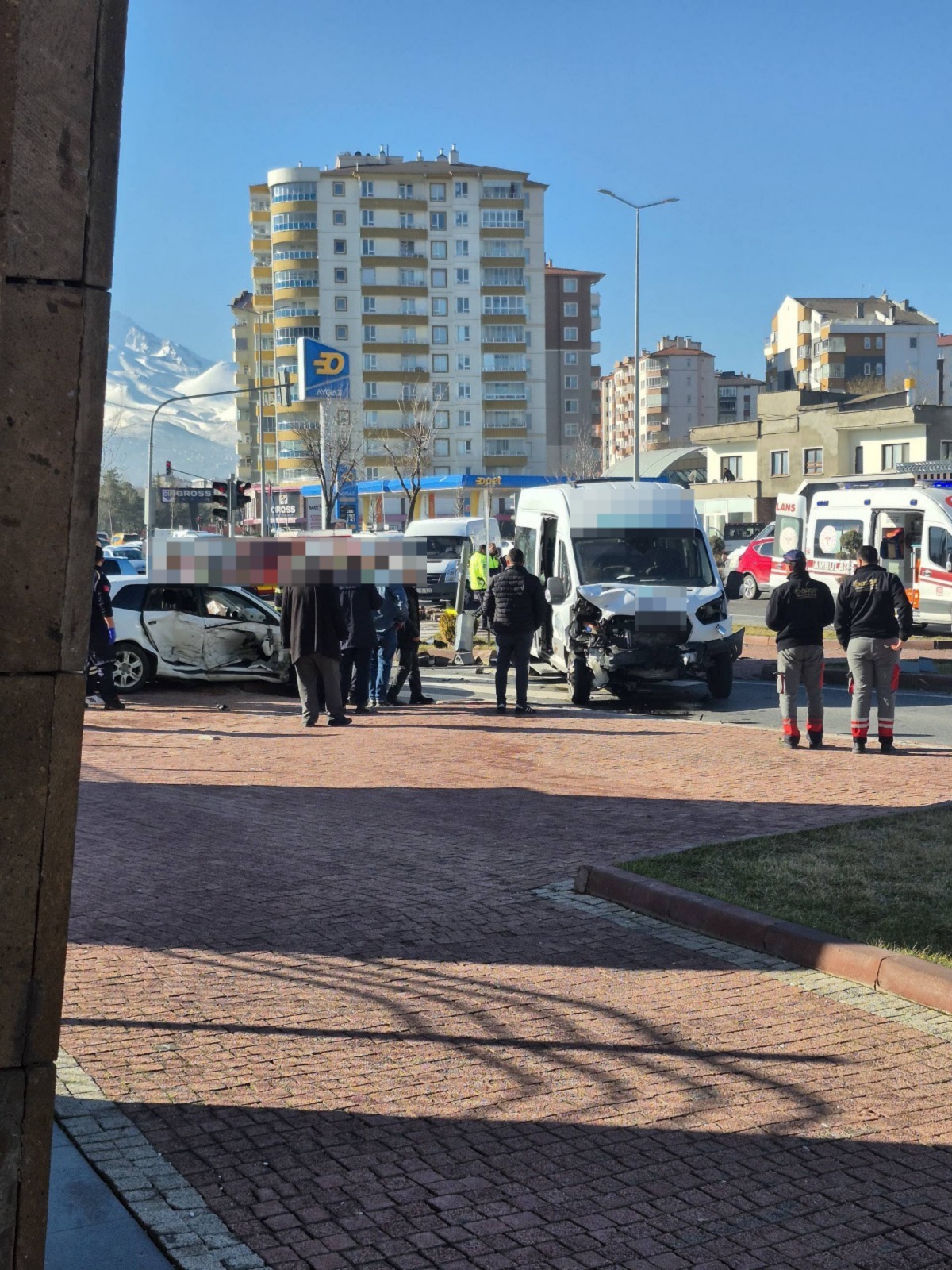 Servis ile otomobil çarpıştı: 14 yaralı