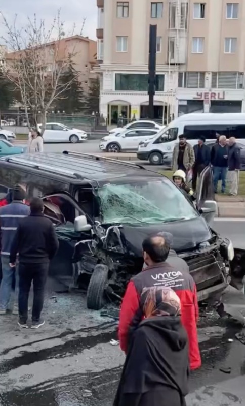 Halk otobüsü ile minibüsün karıştığı kazada 3 kişi yaralandı