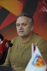 Kayserispor’un yeni teknik direktörü Erling Moe için imza töreni düzenledi