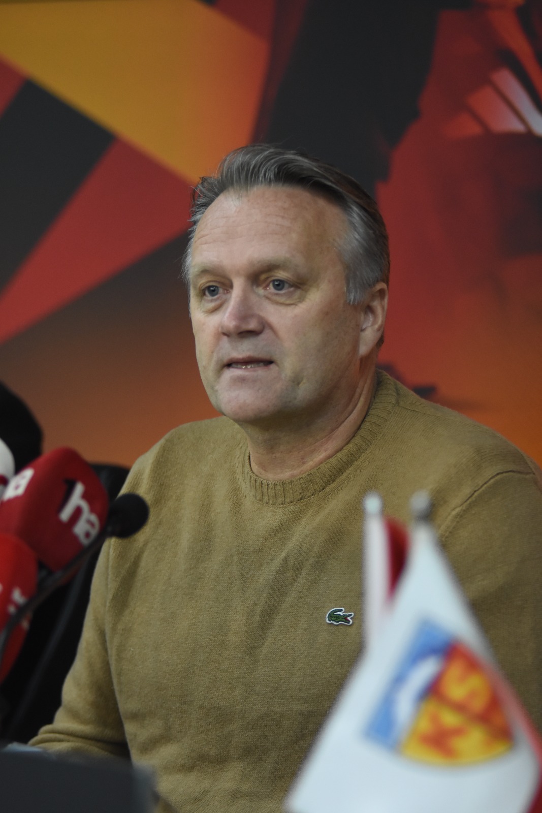 Kayserispor’un yeni teknik direktörü Erling Moe için imza töreni düzenledi