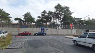 Tek yönlü ters şeride giren sürücüler, kazaya davetiye çıkarıyor