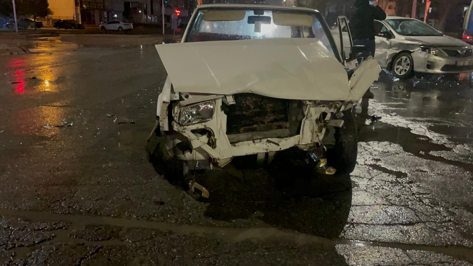 İki otomobilin çarpıştığı kazada maddi hasar meydana geldi