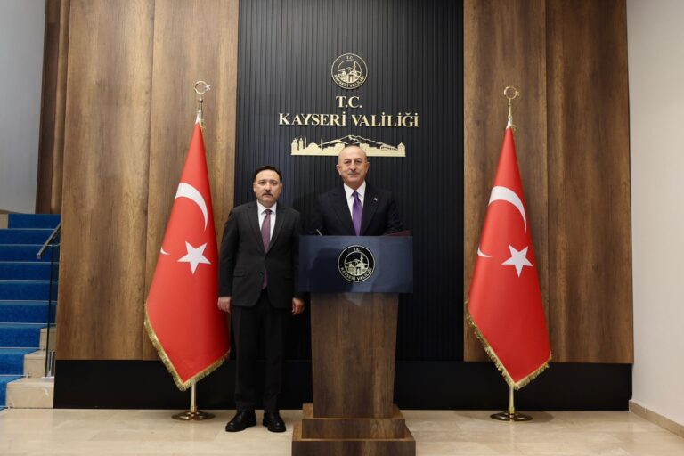 Önceki dönem Dışişleri Bakanı Çavuşoğlu, Vali Çiçek ile bir araya geldi