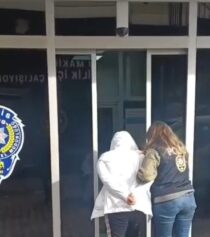 Hırsızlık suçundan aranan kadın yakalandı