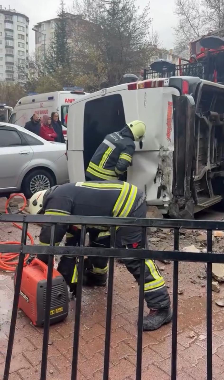 İşçi servisi devrildi; 1 yaralı