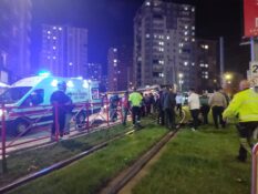 Motosiklet tramvay durağına çarptı; 2 yaralı