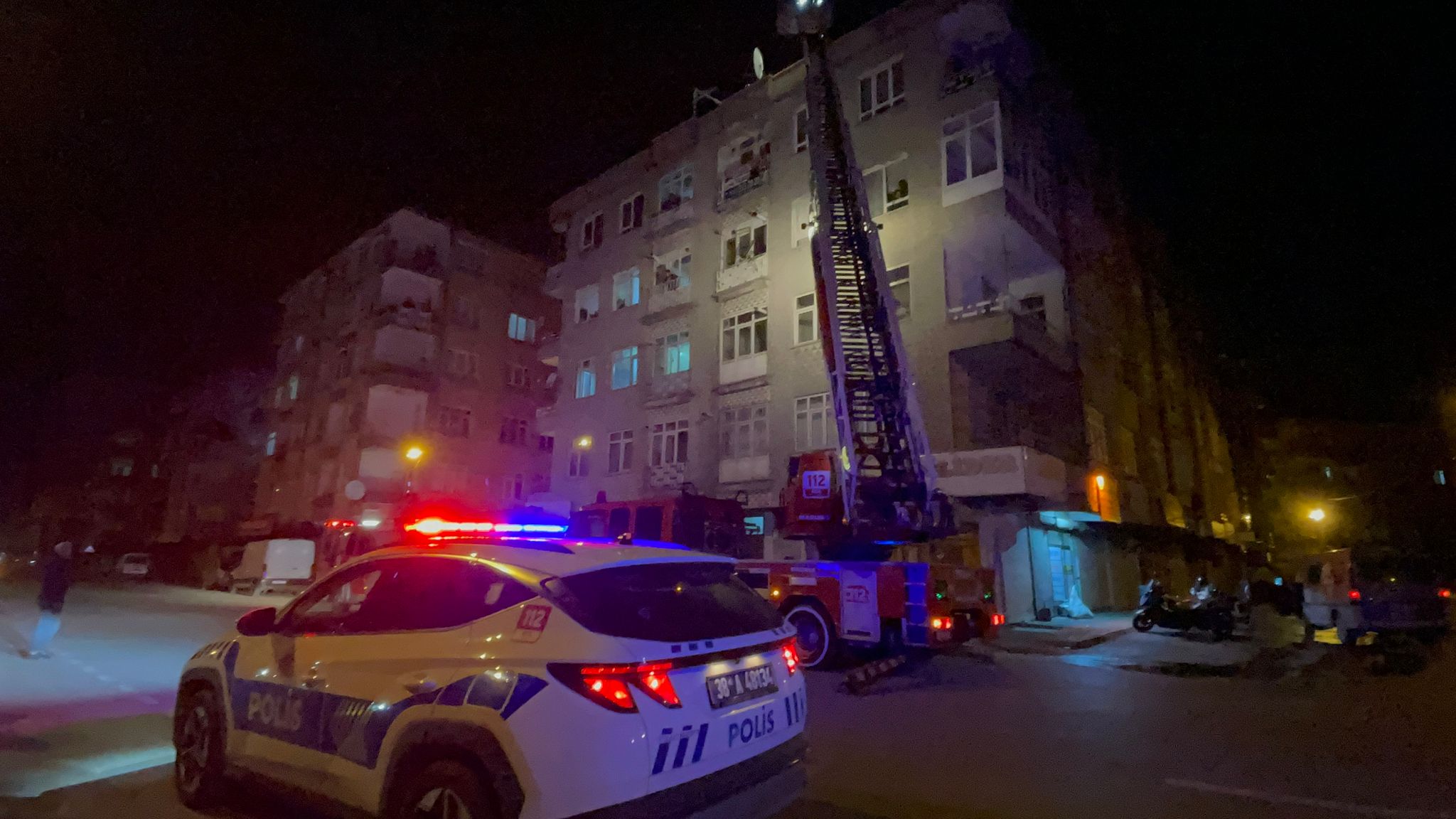 Apartmanın bodrum katında çıkan yangın büyümeden söndürüldü