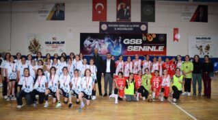 MİNİK HENTBOLCULAR, MADALYALARINA KAVUŞTU